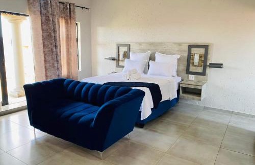 Westonaria House | Relaxing Profound Palms Guest Accommodation with Hot Tub