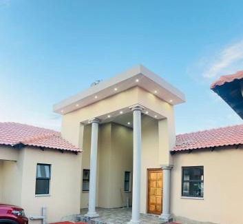 Westonaria House | Relaxing Profound Palms Guest Accommodation with Hot Tub