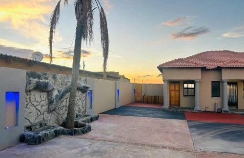 Westonaria House | Relaxing Profound Palms Guest Accommodation with Hot Tub