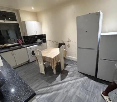 Oldham House | Budget-Friendly Stay at 40 Vicarage Street, Family Welcome