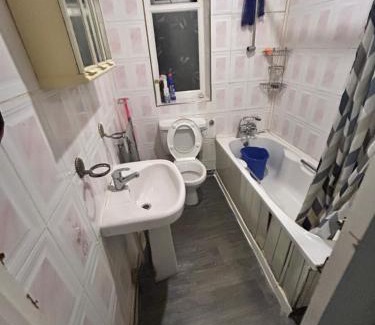 Oldham House | Budget-Friendly Stay at 40 Vicarage Street, Family Welcome