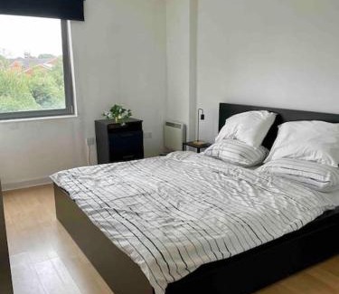 Greenwich Apartment | Contemporary 1-Bed Apartment with Pool and Gym Access