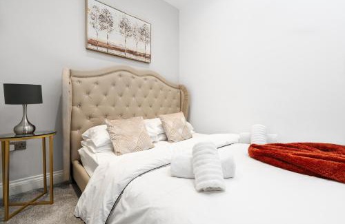 Preston Apartment | Tranquil Apartment with 2 Ensuite Bedrooms & Hot Tub