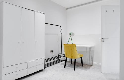 Preston Apartment | Tranquil Apartment with 2 Ensuite Bedrooms & Hot Tub