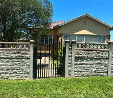 Ladysmith House | Cozy Zuke Guest House with Breakfast & Family-Friendly Vibes