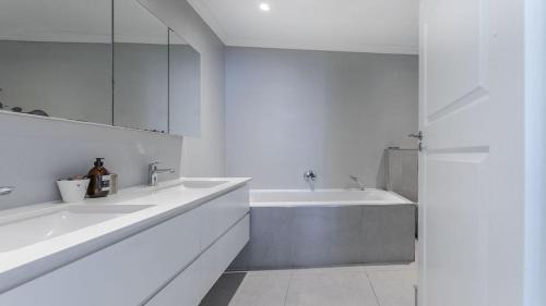 Bloubergstrand Hotel | Relax at Fergusons: Ocean View with Pool & Breakfast