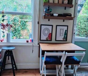 Larkhall Apartment | Inviting 1 Bedroom Flat - Guest Rated 10/10 Experience