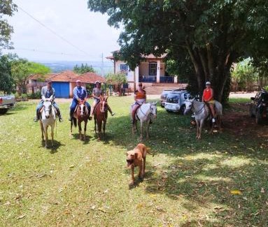 Casa Branca House | Budget-Friendly Stay at Fazenda Cachoeira with Pool & Pets