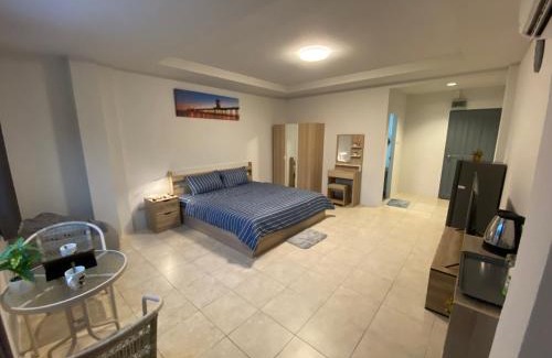 Kathu Apartment | Budget-Friendly Stay at 84 Bar & Guest House with Pool