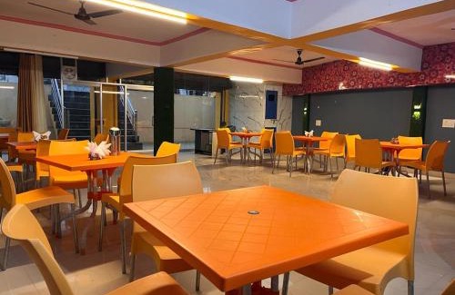 Faizabad Hotel | Discover Comfort at New Raghukul Lodge with Breakfast Included