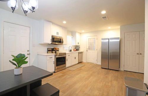 Augusta House | Spacious 3BR Retreat for Golf and Shopping Enthusiasts