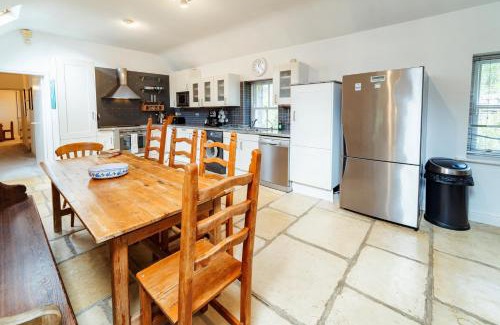 Delphi House | Delphi Lodge Cottages: Family-Friendly Retreat for All