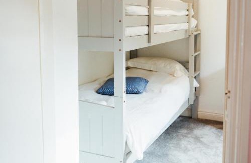 Delphi House | Delphi Lodge Cottages: Family-Friendly Retreat for All