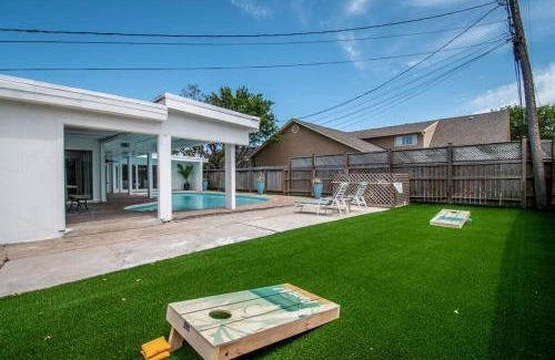 Bay Area House | Escape to Sail Away: Your Perfect Coastal Pool Retreat