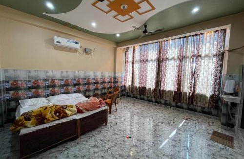 Varanasi Bed & Breakfast | Inviting SDM Guest House with Child-Friendly Amenities