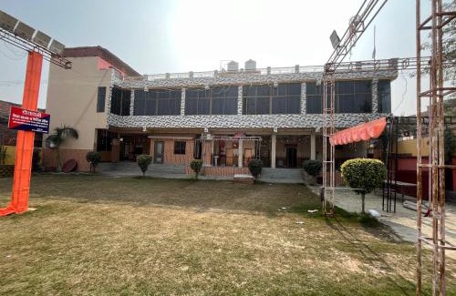 Varanasi Bed & Breakfast | Inviting SDM Guest House with Child-Friendly Amenities