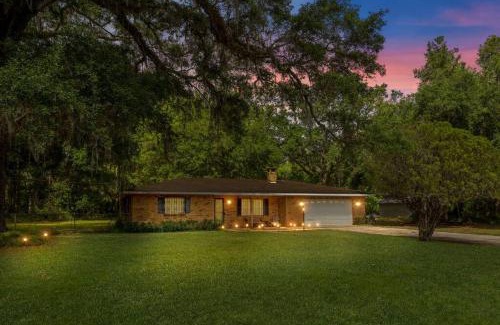 Inverness House | Tranquil Oaks Retreat: Family & Pet-Friendly Getaway