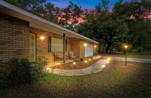 Inverness House | Tranquil Oaks Retreat: Family & Pet-Friendly Getaway