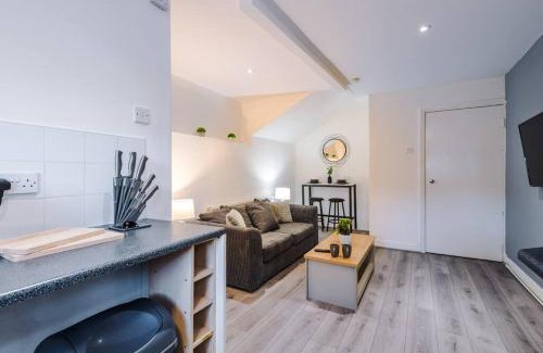 Warrington Apartment | Stylish 1-Bedroom Apartment with Free Wi-Fi & Parking