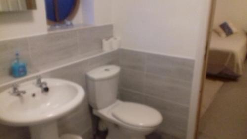 Offerton Park House | Cozy Maple Lodge: Family-Friendly Retreat with Kitchen