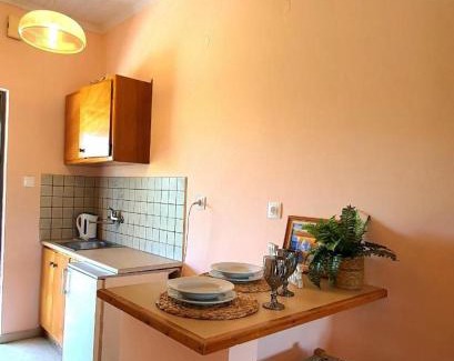 Agios Stefanos Avliotes Apartment | Beach Hub Studios: Pet-Friendly Oasis with Ocean Views