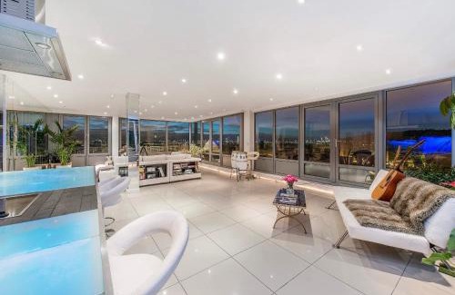 Brixton Hill House | Indulge in the OMG PentHouse with Hot Tub Retreat