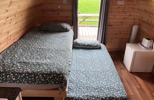 Crynant Other | Cozy Gateway Resort En-Suite Glamping Pod Retreat