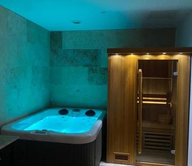 Saint-Victoret Bed & Breakfast | Relax in Cote Spa Suite Nord with Hot Tub & 9.3 Rating