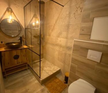 Saint-Victoret Bed & Breakfast | Relax in Cote Spa Suite Nord with Hot Tub & 9.3 Rating