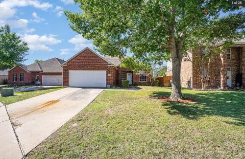 Rowlett House | Modern Home in a Prime Location with Family Amenities