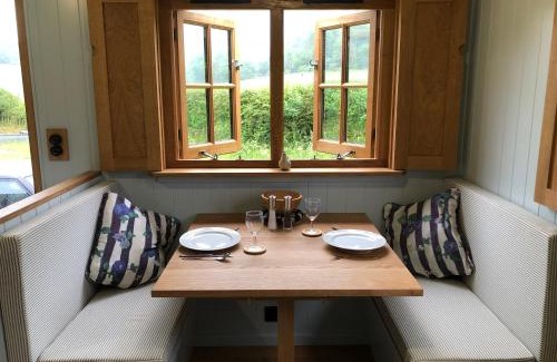 Rowlands Castle Other | Cozy Deer Lodge Shepherds Hut with Hot Tub for Families