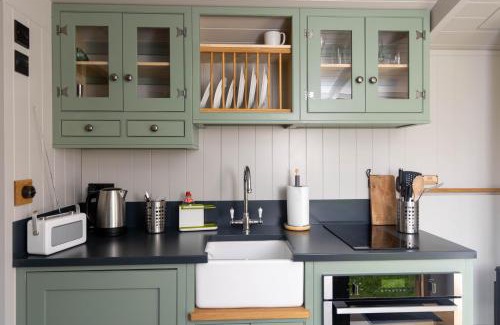 Rowlands Castle Other | Cozy Deer Lodge Shepherds Hut with Hot Tub for Families