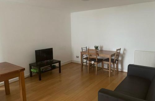 Royal Docks House | Explore Madus Roomz: Family-Friendly Stay with Kitchen Access