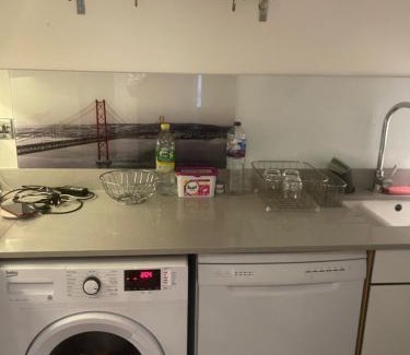 Royal Docks House | Explore Madus Roomz: Family-Friendly Stay with Kitchen Access