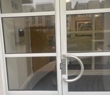 Royal Docks House | Explore Madus Roomz: Family-Friendly Stay with Kitchen Access