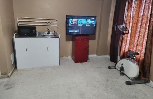 Brampton House | Relax at Cozy Jets Empire with Hot Tub Amenities