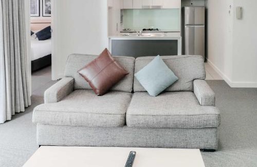 Brisbane Central Business District Apartment | Inviting 1B1B Apartment with Pool, Gym & Relaxing Sauna
