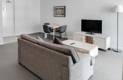 Brisbane Central Business District Apartment | Inviting 1B1B Apartment with Pool, Gym & Relaxing Sauna
