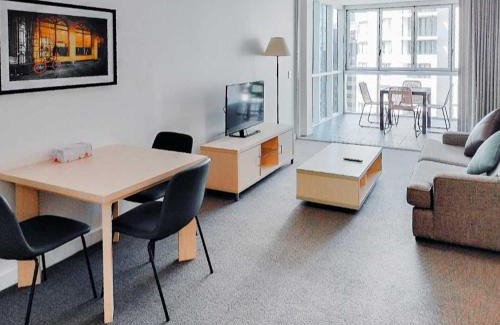 Brisbane Central Business District Apartment | Inviting 1B1B Apartment with Pool, Gym & Relaxing Sauna