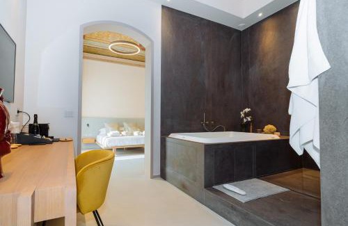 Catania City Centre House | Elegant ETNEA Suite 270: Guest Rated 10/10 with Hot Tub
