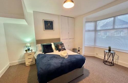 Holbrooks House | Comfortable 5-Bed House in Coventry by Seeka Stay