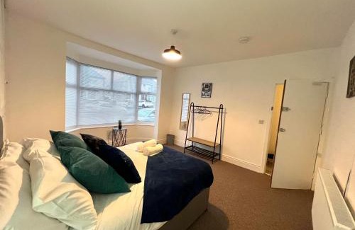 Holbrooks House | Comfortable 5-Bed House in Coventry by Seeka Stay