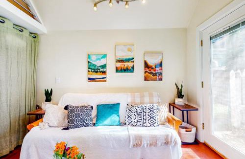Historic Montford Hotel | Eco-Friendly Zen Cottage: Ideal for Families and Nature Lovers