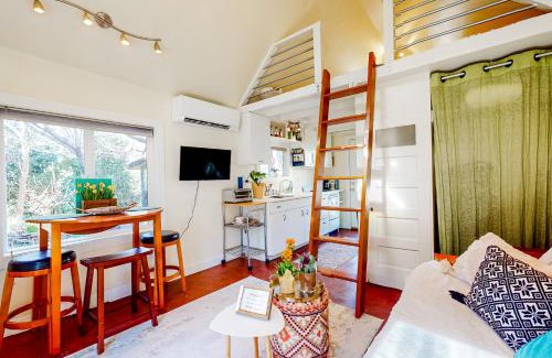 Historic Montford Hotel | Eco-Friendly Zen Cottage: Ideal for Families and Nature Lovers