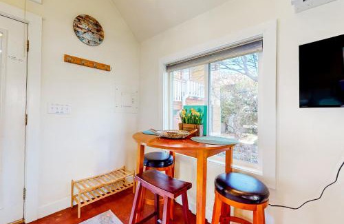 Historic Montford Hotel | Eco-Friendly Zen Cottage: Ideal for Families and Nature Lovers