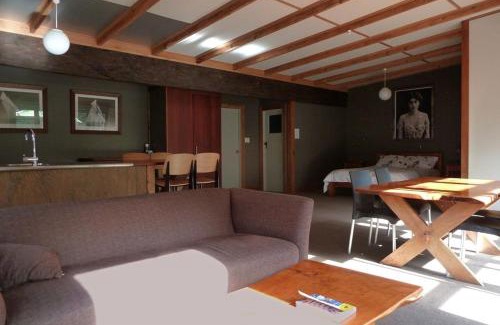 Leigh Hotel | Pet-Friendly Leigh Sawmill Accommodation with On-Site Dining