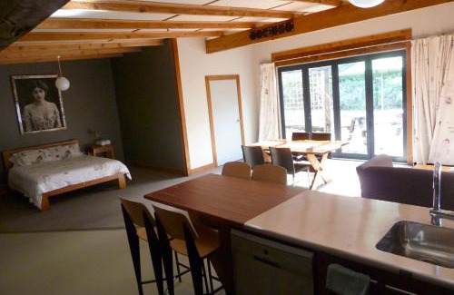 Leigh Hotel | Pet-Friendly Leigh Sawmill Accommodation with On-Site Dining