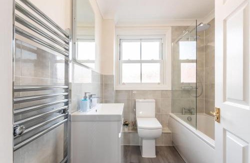 Botley House | Family-Friendly Silver SA Cottage in Botley with Dining