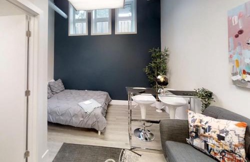 Sandy Hill Bed & Breakfast | Cozy Bachelor Apartment with Hot Tub in Downtown