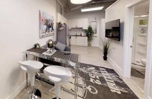 Sandy Hill Bed & Breakfast | Cozy Bachelor Apartment with Hot Tub in Downtown